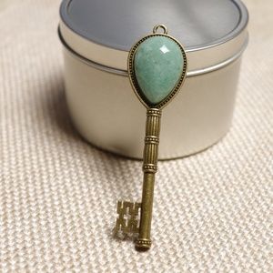 Aventurine Antique Bronze Skeleton Key Pendant